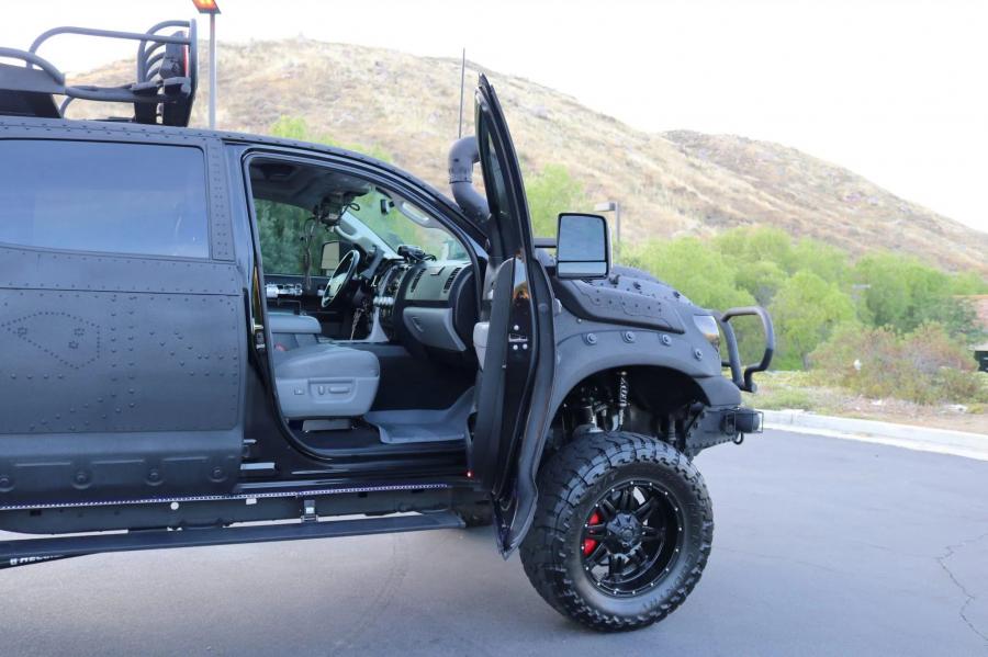 Детали интерьера Toyota Tundra CrewMax 4x4 Zombie Apocalypse 2013 года  (фото 340 из 461)